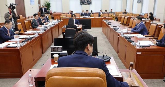 23일 서울 여의도 국회에서 열린 국방위원회 법률안심사소위원회에서 더불어민주당 소속 부승찬 위원장이 의사봉을 두드리고 있다 사진연합뉴스