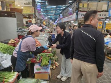 김경수 후보 부인 김정순 여사 고향 찾아와 정치 내조