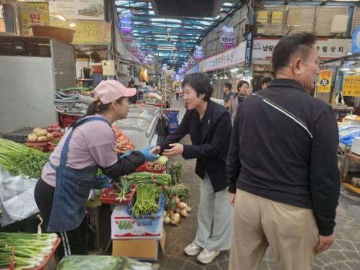 김경수 후보 부인 김정순 여사 고향 찾아와 정치 내조