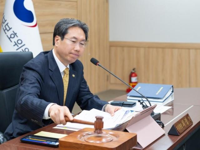 최장혁 개인정보보호위원회 부위원장이 지난 23일 서울 종로구 정부서울청사에서 개최된 전체회의에서 의사봉을 두드리고 있다 사진개인정보위