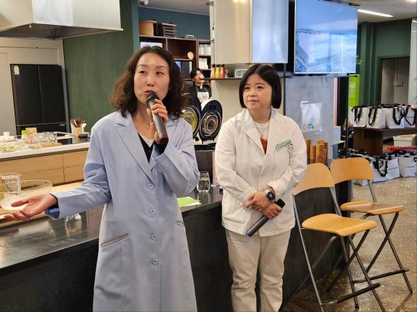 이미영 쿠첸 밥맛연구소 수석왼쪽과 최정윤 샘표 우리맛연구중심 연구실장이 24일 집밥의 중요성에 대해 설명하고 있다 사진홍승완 기자