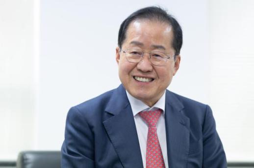 [대선주자 릴레이 인터뷰] 세 번째 도전 홍준표 "근대화·민주화 이어 선진대국 시대 열겠다"