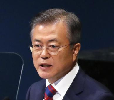 檢, 이명박·박근혜 판례 근거로 文 기소...법조계 정치적 기소