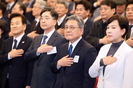 李 싱크탱크 성장과통합, 출범 8일만에 위기...해산 발표 두고 내분 확산