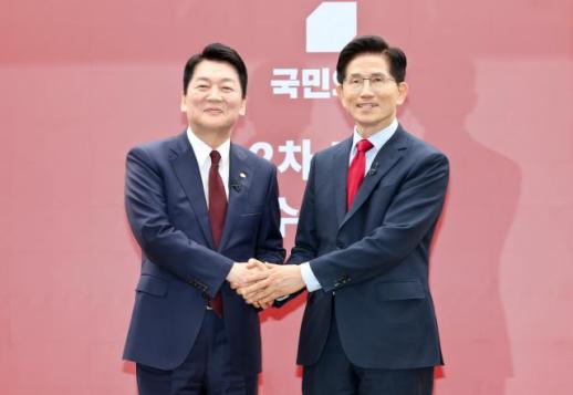 안철수 "국민에 사과하고 탄핵의 강 넘어야" 김문수 "당 뭉쳐야" 