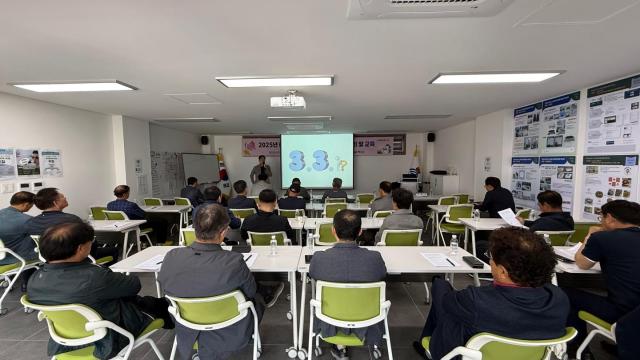 삼척시 도시재생센터에서 주민 참여예산위원과 도시재생센터 교육 수강생들을 대상으로 설명회를 개최하고 있다 사진삼척시