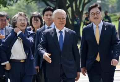 文 전 대통령 측, 뇌물죄 혐의 수사·기소 관여한 검사들 고소 방침 