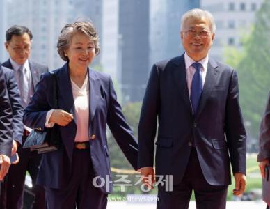 [포토] 퇴임 후 첫 국회 방문한 문재인 전 대통령과 김정숙 여사