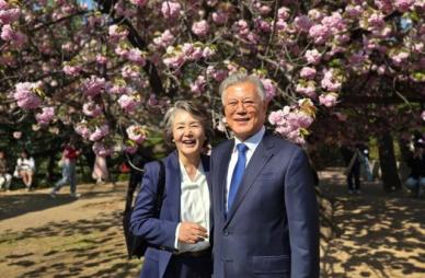 文, 김정숙 여사와 찍은 사진 올리며 아무 걱정 말아요