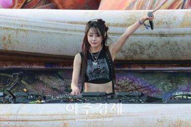 [포토] EDC 코리아에서 디제잉 선보이는 달수빈