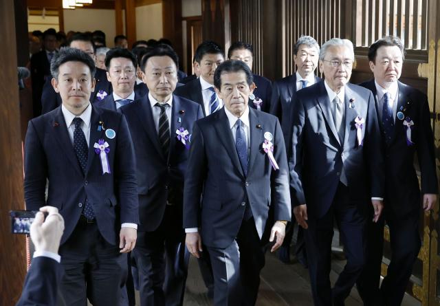 일본 국회의원들이 지난 22일 오전 도쿄 야스쿠니신사 춘계 예대제例大祭·제사를 맞아 집단 참배하고 있다 사진연합뉴스