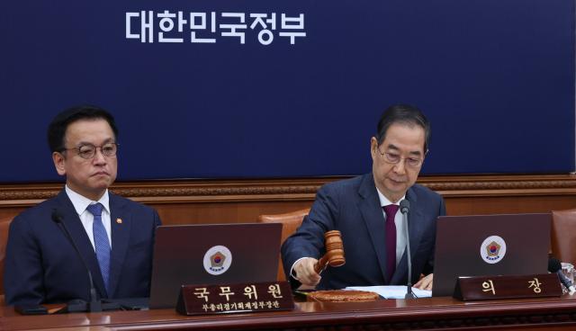 한덕수 대통령 권한대행 국무총리사진 오른쪽와 최상목 부총리 겸 기획재정부 장관 사진연합뉴스