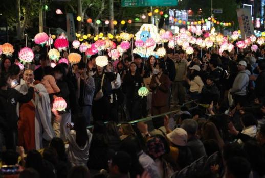 2025年燃灯会在首尔举行 五万信众点亮夜空