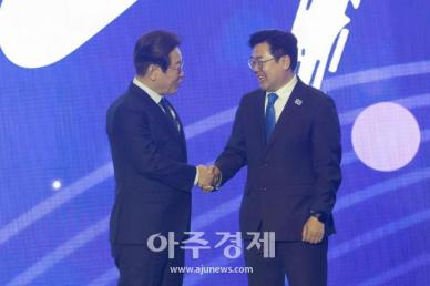[포토] 악수 나누는 이재명·박찬대