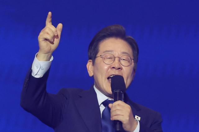 民调：下届总统热门人选民望李在明持续领先