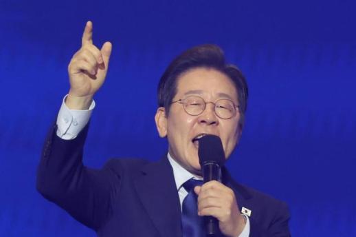 民调：下届总统热门人选民望李在明持续领先