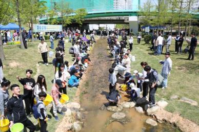 나주시, 시민들과 빛가람호수공원에 어린 물고기 20만 마리 방사