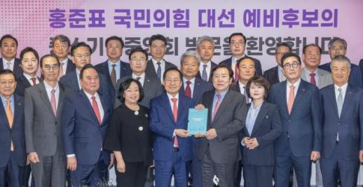 홍준표 "최저임금, 지역·계층·내외국인별 차등제 두기로…주 4.5일제는 시기상조"