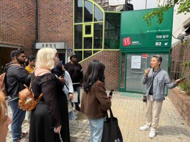 대학로 투어부터 공연 체험까지, 외국인 관객 사로잡은 K-공연 현장