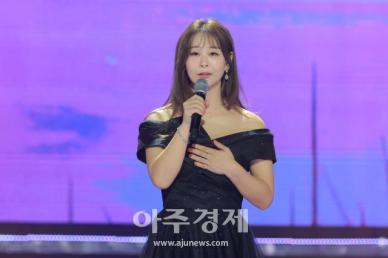 [포토] 윤태화, 옥수수밭 옆에 당신을 묻고 (SBS 더 트롯쇼)