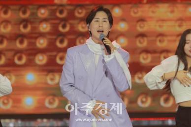 [포토] 신유, 그대와 쌈바 (SBS 더 트롯쇼)
