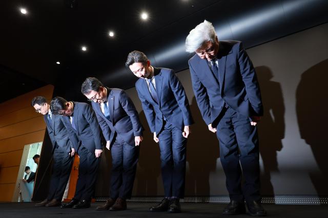 유영상 SK텔레콤 대표이사가운데가 25일 서울 중구 SKT타워 수펙스홀에서 SK텔레콤 이용자 유심USIM 정보가 해커 공격으로 유출된 것과 관련해 고개 숙여 사과하고 있다 왼쪽부터 이종훈 인프라 전략본부장 홍승태 고객가치혁신실장 유 대표이사 배병찬 MNO AT 본부장 윤재웅 마케팅전략본부장사진연합뉴스