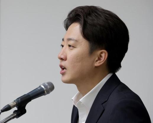 이준석 "장교·부사관 복무기간 2년으로 단축...대학등록금 전액 지원"
