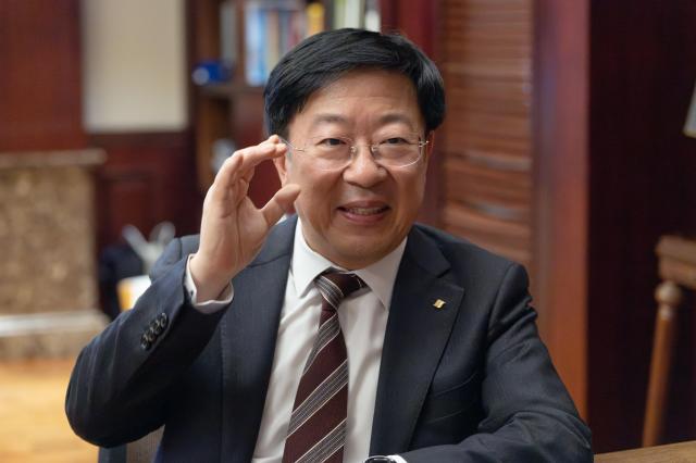 오현식 SFG 신화푸드그룹 사장이 지난달 17일 오후 경기 성남시 분당구 그룹 본사 사무실에서 본지와 인터뷰를 하고 있다 사진유대길 기자 dbeorlf123ajunewscom
