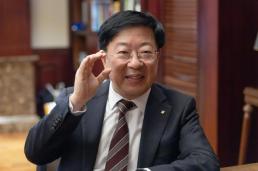 봉준호 감독 미키 17, 주말 북미 박스오피스 1위…韓 감독 최초