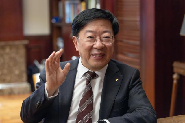 오현식 SFG 신화푸드그룹 사장이 지난달 17일 오후 경기 성남시 분당구 그룹 집무실에서 본지와 인터뷰를 하고 있다 사진유대길 기자 dbeorlf123ajunewscom