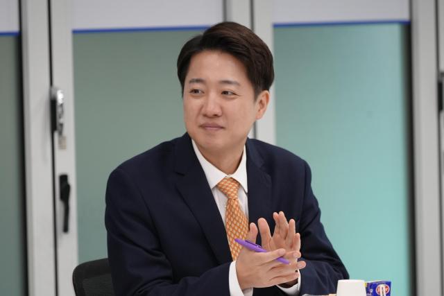이준석 개혁신당 대선 후보가 30일 아주경제와의 인터뷰에서 기성 정치의 흉내를 내지 않고 판을 갈아엎는 정치를 하겠다며 대통령에 당선된다면 정파를 초월한 거국 내각을 구성할 것이라고 밝혔다 사진이 후보 캠프 제공