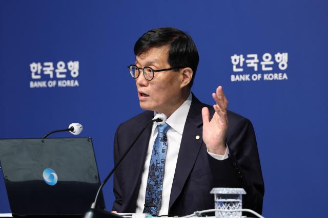 이창용 한국은행 총재가 17일 서울 중구 한국은행에서 열린 통화정책방향 기자간담회에서 발언하고 있다 2025417 사진공동취재단