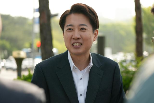 이준석 개혁신당 대선후보가 30일 아주경제와의 인터뷰에서 대한민국이 살아남기 위해선 인공지능AI·반도체·2차전지 등 미래 전략산업에서 기술패권을 확보해야 한다고 밝혔다 사진이준석 캠프 제공