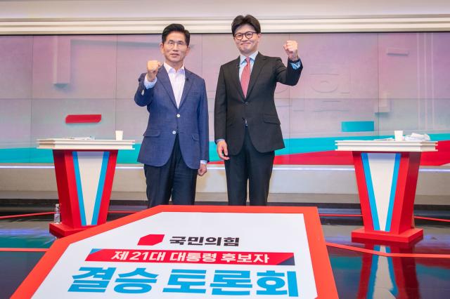 국민의힘 제21대 대통령선거 경선 결선투표에 진출한 김문수왼쪽 한동훈 후보가 30일 서울 중구 TV조선에서 TV토론에 앞서 포즈를 취하고 있다 사진연합뉴스