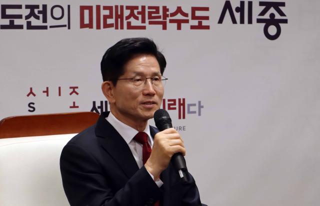 김문수 국민의힘 대선 경선 후보가 1일 세종시청을 방문해 행정수도 완성을 위해 국회와 대통령집무실을 세종시로 이전하겠다는 구상을 밝히고 있다 사진연합뉴스