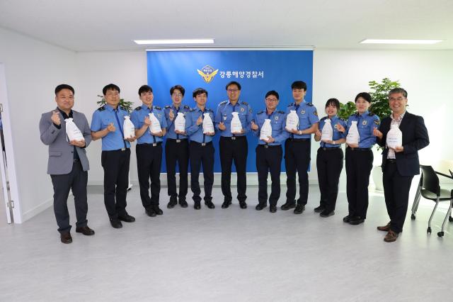 강릉해양경찰서 관계자들이 천년 축제 강릉단오제 신주미 봉정 릴레이에 동참하고 있다 사진강릉 해경