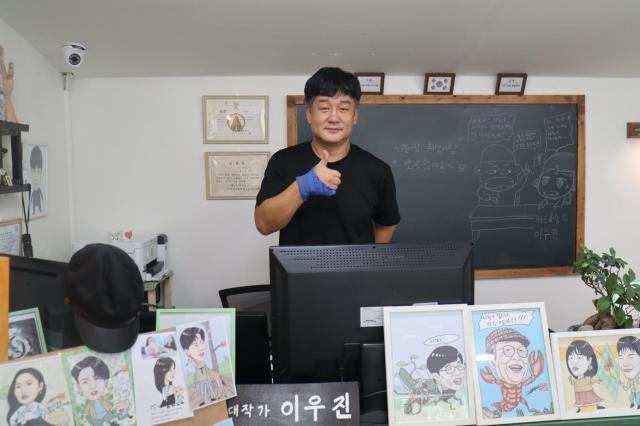 이우진 작가 사진 김호이 기자