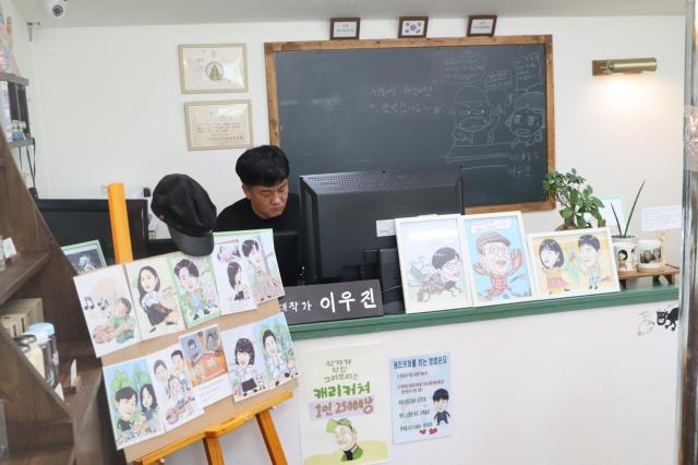 이우진 작가 사진 김호이 기자