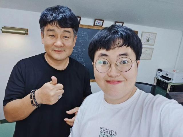 이우진 작가와 사진 김호이 기자