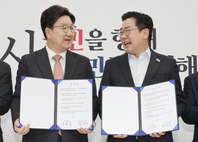 1일 서울 여의도 국회에서 더불어민주당 박찬대 당대표 직무대행 겸 원내대표오른쪽와 국민의힘 권성동 원내대표가 추경안 합의문에 서명한 뒤 미소짓고 있다 사진연합뉴스