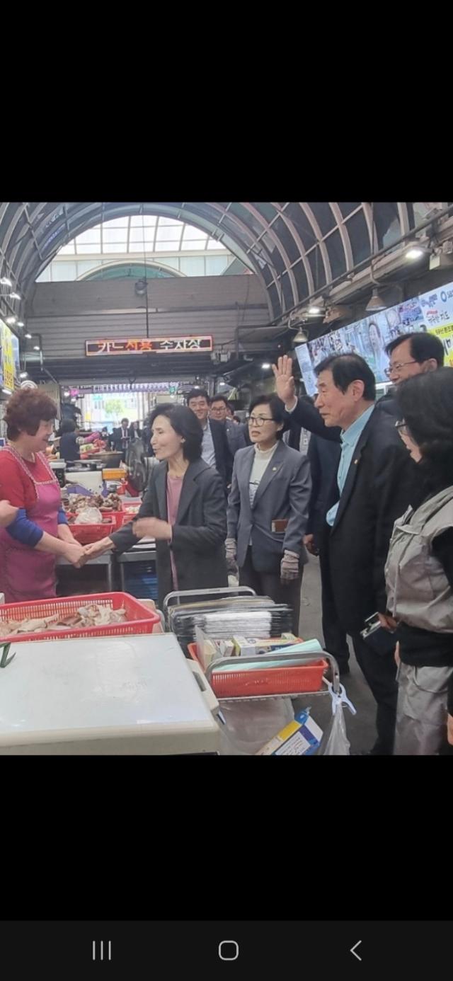 김문수 국민의 힘 후보의 부인인 설난영 여사가 김문수 후보의 고향인 영천시를 찾아 전통시장인 중앙시장 상인들과 악수 하고 있다 사진김규남 기자