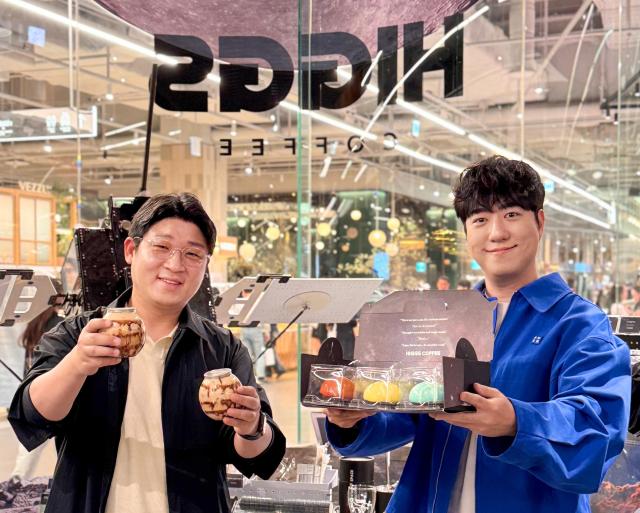 4월 30일 오전 서울 영등포구 여의도동 더현대 서울 지하 1층 힉스커피 팝업스토어에서 인기 유튜브 채널 안될과학 멤버들이 상품을 소개하고 있다 2025430 사진현대백화점