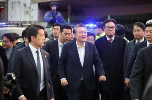 尹, 직권남용 혐의 추가 기소…비상계엄 하달로 군·경에 의무 없는 일 강요
