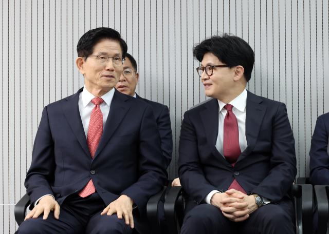 29일 제21대 대통령 후보자 국민의힘 3차 경선 진출자 발표 행사에서 결과 발표 전 김문수·한동훈 후보가 대화하고 있다 사진연합뉴스