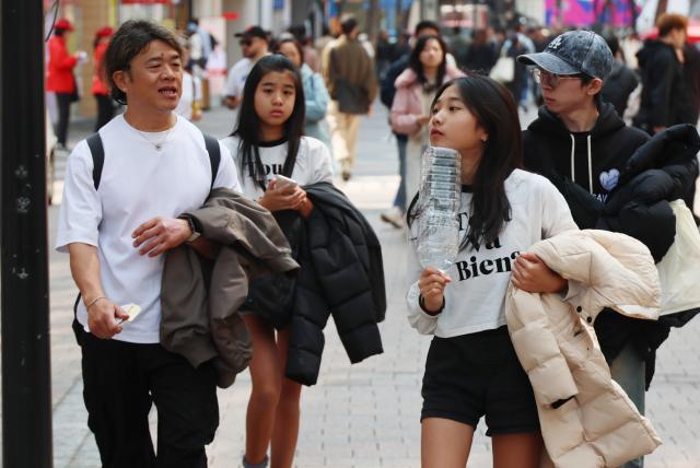 반팔이 어울리는 날씨
서울연합뉴스 이정훈 기자 서울 낮 최고기온이 20도까지 오른 7일 가벼운 옷차림의 외국인들이 서울 명동거리를 걷고 있다 202547
uwg806ynacokr2025-04-07 142823
저작권자 ⓒ ㈜연합뉴스 무단 전재 재배포 금지 AI 학습 및 활용 금지저작권자 ⓒ ㈜연합뉴스 무단 전재 재배포 금지 AI 학습 및 활용 금지