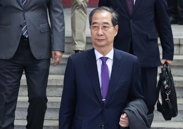 서울청사 떠나는 한덕수 권한대행
    서울연합뉴스 홍해인 기자  한덕수 대통령 권한대행 국무총리가 1일 대국민 담화 뒤 정부서울청사를 떠나고 있다 202551
    hihongynacokr2025-05-01 183249
저작권자 ⓒ ㈜연합뉴스 무단 전재 재배포 금지 AI 학습 및 활용 금지저작권자 ⓒ ㈜연합뉴스 무단 전재 재배포 금지 AI 학습 및 활용 금지