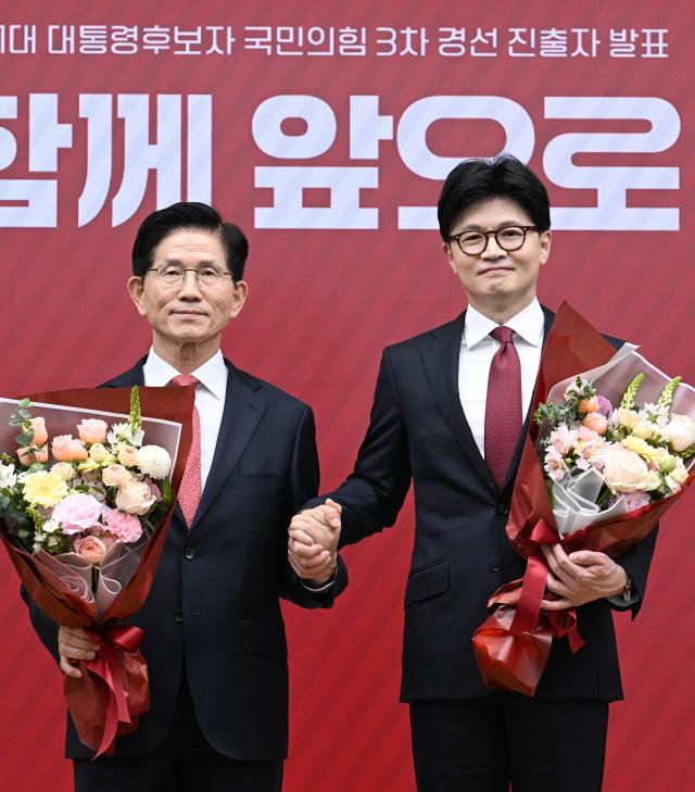 국민의힘 최종 경선 진출한 김문수·한동훈 후보
서울연합뉴스 국민의힘 대선 최종 경선에 진출한 김문수왼쪽·한동훈 후보가 29일 서울 여의도 당사에서 3차 경선 결과 발표 후 꽃다발을 들고서 기념촬영 하고 있다 2025429 국회사진기자단
utzzaynacokr2025-04-29 153611
저작권자 ⓒ ㈜연합뉴스 무단 전재 재배포 금지 AI 학습 및 활용 금지저작권자 ⓒ ㈜연합뉴스 무단 전재 재배포 금지 AI 학습 및 활용 금지