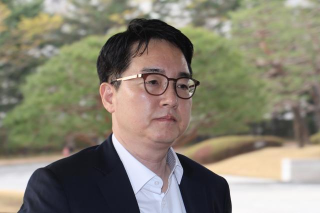 출근하는 심우정 검찰총장
    서울연합뉴스 임화영 기자  심우정 검찰총장이 9일 서울 서초구 대검찰청으로 출근하고 있다
    한편 고용노동부는 전날 심 총장 딸의 외교부 특혜채용 의혹과 관련한 신고를 접수하고 조사에 나섰다 202549
    hwayoung7ynacokr2025-04-09 090549
저작권자 ⓒ ㈜연합뉴스 무단 전재 재배포 금지 AI 학습 및 활용 금지저작권자 ⓒ ㈜연합뉴스 무단 전재 재배포 금지 AI 학습 및 활용 금지
