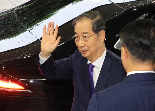 한덕수 대통령 권한대행 국무총리가 지난 1일 대국민 담화 뒤 정부서울청사를 나서며 직원들과 인사하고 있다 사진연합뉴스