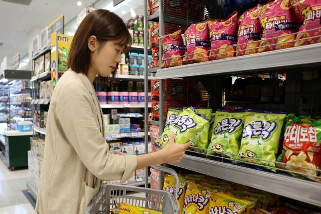 소비자가 마트에서 농심 메론킥을 구매하고 있다 농심메론킥